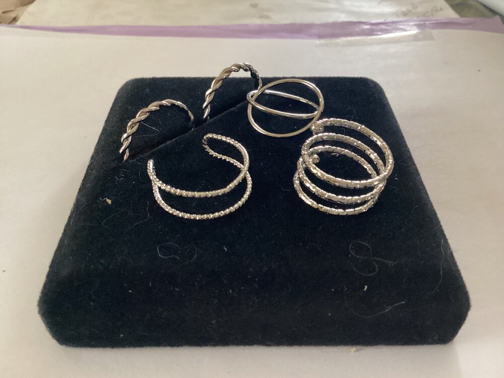 4453 NIP Set of 5 Simple Balancing Trends Stacking Ring Set in Silver Tone